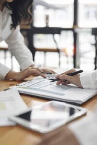 Dos mujeres trabajando en un plan de negocios