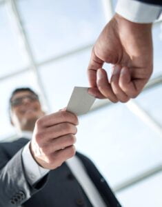 Dos personas intercambiando una tarjeta