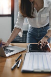 Mujer joven con una tablet