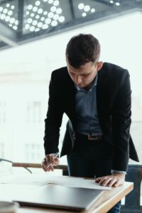 Hombre de negocios redactando