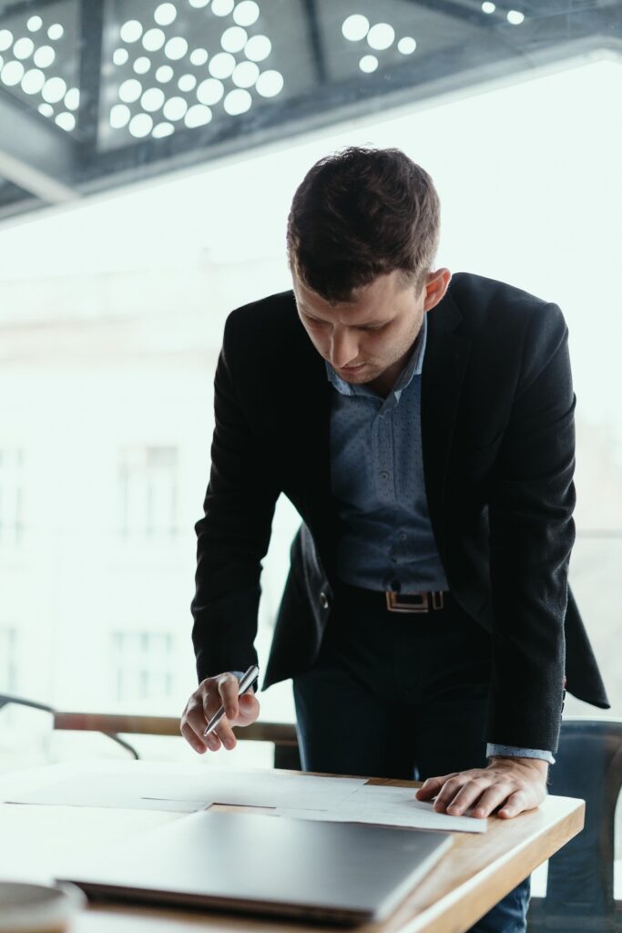 Hombre de negocios redactando