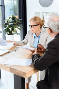 Personas maduras reunidas en una oficina