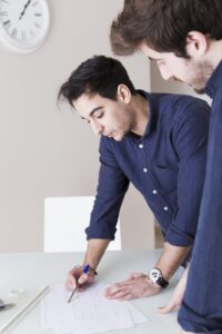 Joven en una oficina trabajando