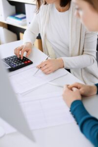 Redactando informes en oficina