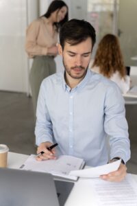 Hombre Negocios Joven Que Trabaja Su Escritorio Ordenador Portatil